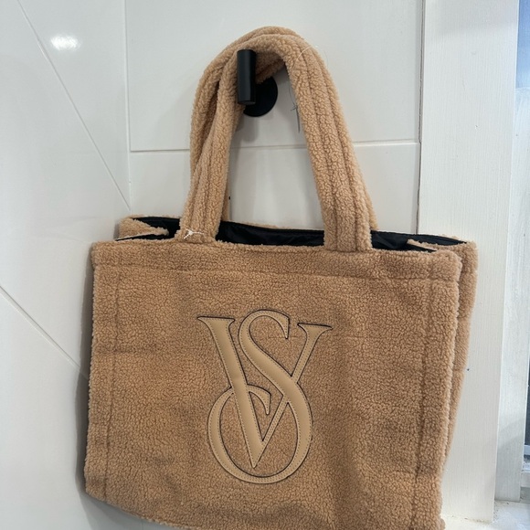 VICTORIA’s SECRET NWT sherpa tote - Picture 10 of 10
